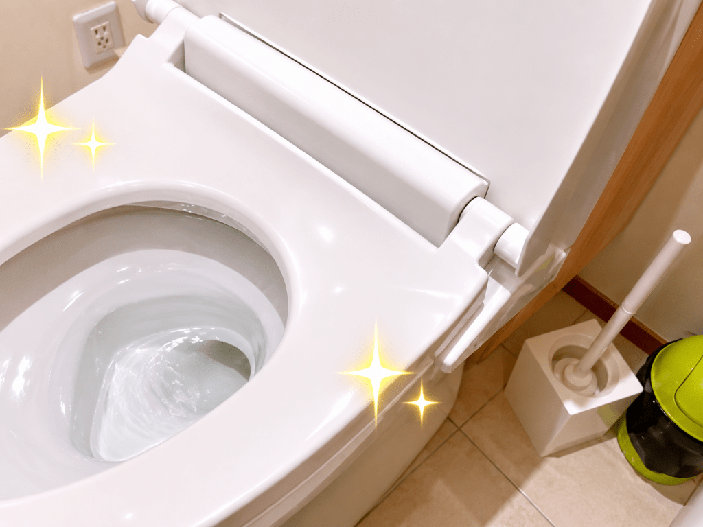清潔なトイレの内側とトイレブラシが見える画像