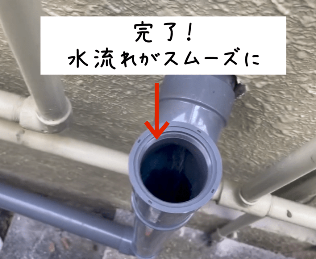 伊丹市の排水管バイパス工事後に通水確認をしている様子