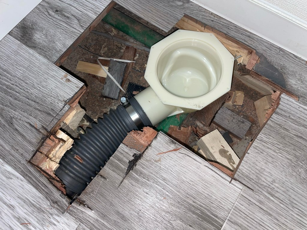 新しい排水トラップ・アキレスジョイント設置後